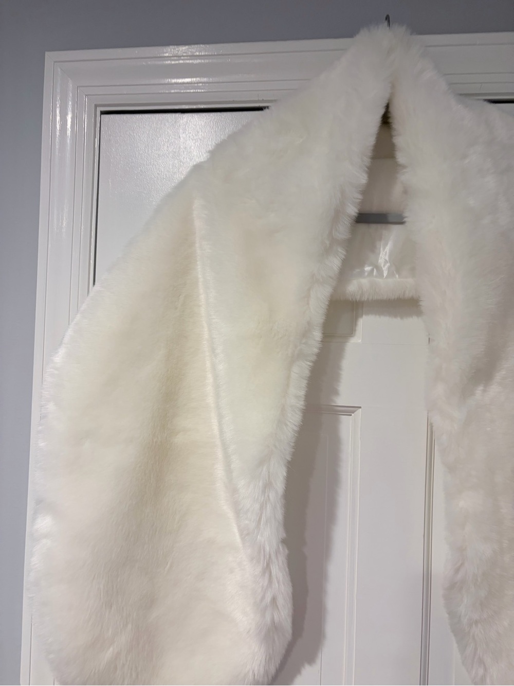 White Faux Fur Bridal Stole Wrap Shawl Winter Wedding Cover Up - Picture 11 of 11